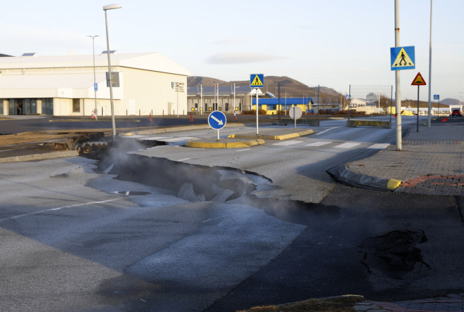 Οι σεισμοί στην Ισλανδία είναι πλέον μικρότεροι σε μέγεθος, όμως υπάρχει κίνδυνος από τη λάβα που μπορεί να εκτοξευτεί από τον κρατήρα του ηφαιστείου - AP