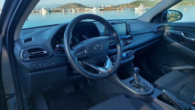 Το εσωτερικό του Hyundai i30 Fastback 1,5 48V Hybrid