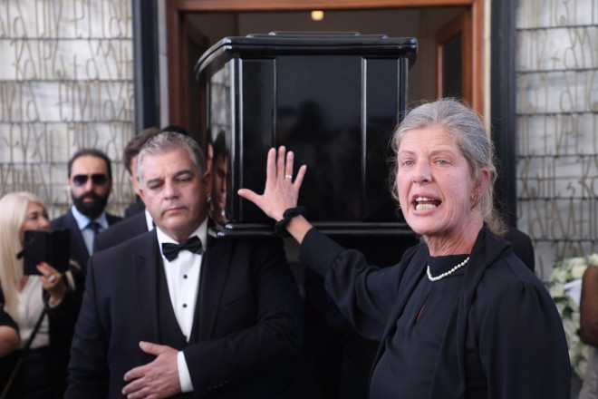 Κηδεία Σπύρου Φωκά: Η σύζυγός του χόρεψε ζεϊμπέκικο μπροστά από το φέρετρο
