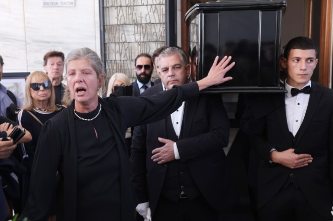 Κηδεία Σπύρου Φωκά: Η σύζυγός του χόρεψε ζεϊμπέκικο μπροστά από το φέρετρο
