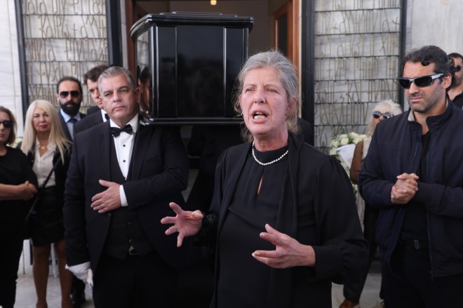 Κηδεία Σπύρου Φωκά: Η σύζυγός του χόρεψε ζεϊμπέκικο μπροστά από το φέρετρο