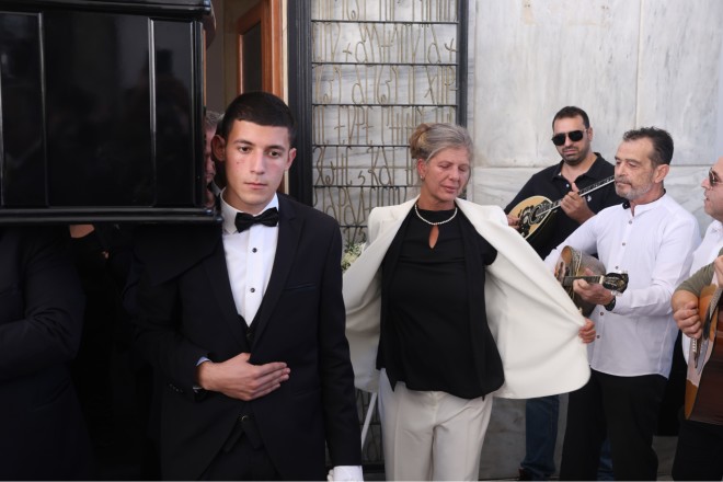 Κηδεία Σπύρου Φωκά: Η σύζυγός του χόρεψε ζεϊμπέκικο μπροστά από το φέρετρο