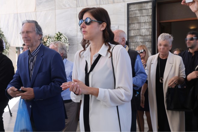 Κηδεία Σπύρου Φωκά: Η σύζυγός του χόρεψε ζεϊμπέκικο μπροστά από το φέρετρο
