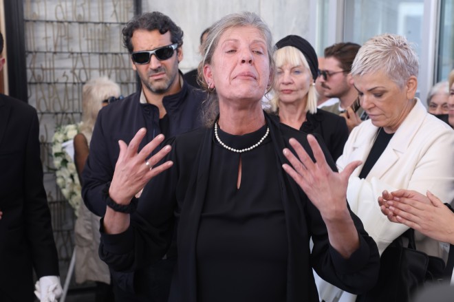 Κηδεία Σπύρου Φωκά: Η σύζυγός του χόρεψε ζεϊμπέκικο μπροστά από το φέρετρο