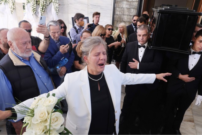 Κηδεία Σπύρου Φωκά: Η σύζυγός του χόρεψε ζεϊμπέκικο μπροστά από το φέρετρο
