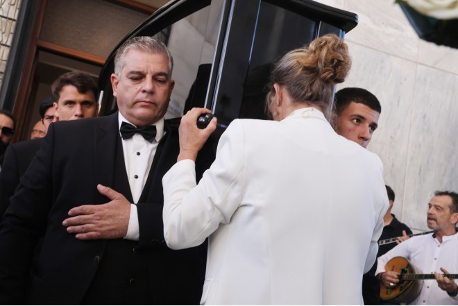Κηδεία Σπύρου Φωκά: Η σύζυγός του χόρεψε ζεϊμπέκικο μπροστά από το φέρετρο