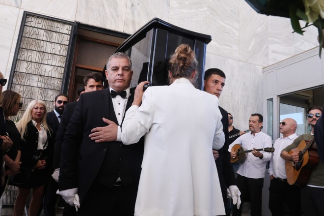 Κηδεία Σπύρου Φωκά: Η σύζυγός του χόρεψε ζεϊμπέκικο μπροστά από το φέρετρο