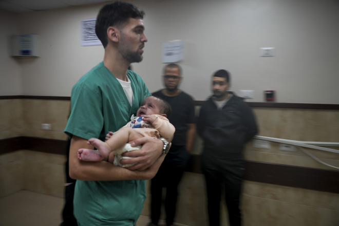 Εκατοντάδες ασθενείς, αλλά και άνθρωποι που έχουν βρει καταφύγιο στο νοσοκομείο Αλ Σίφα στη Γάζα κινδυνεύουν από την επιδρομή του ισραηλινού στρατού - ΑP