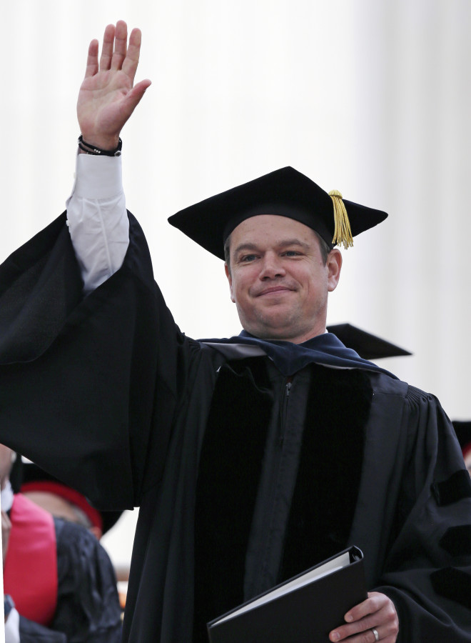 Ο Matt Damon χαιρετά τους αποφοίτους μετά την ομιλία του στο Ινστιτούτο Τεχνολογίας στο Cambridge της Μασαχουσέτης, τον Ιούνιο του 2016/ AP Photo/Charles Krupa