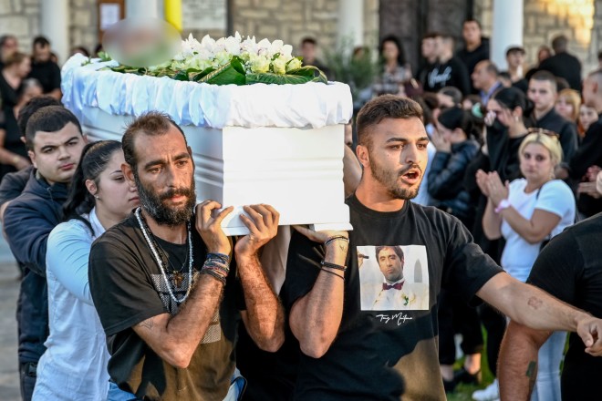 H κηδεία του 17χρονου στην Αλίαρτο Βοιωτίας 
