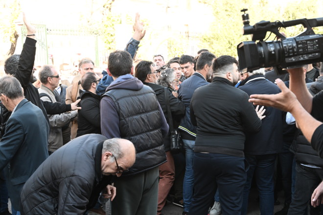 Φοιτητές και μαθητές αποδοκίμασαν τον Νίκο Ανδρουλάκη στο Πολυτεχνείο και του πέταξαν καφέδες - Eurokinissi