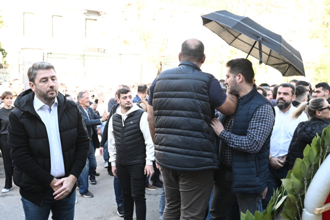 Η συνοδεία του κ. Ανδρουλάκη άνοιξε ομπρέλες για να τον προστατέψει - Eurokinissi