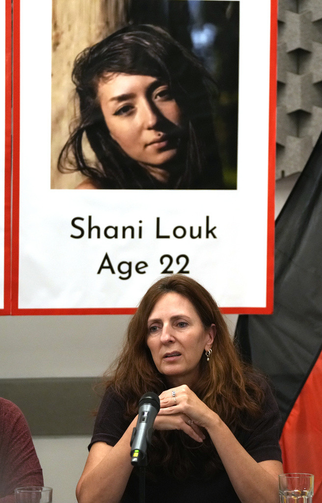 Η φωτογραφία της Σάνι Λουκ σε συνέντευξη τύπου συγγενών των θυμάτων της Χαμάς 