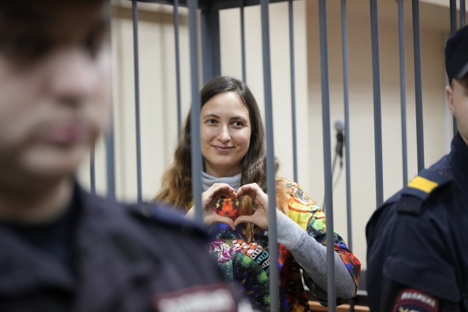 Δικαστήριο στη Ρωσία καταδίκασε σε κάθειρξη επτά ετών καλλιτέχνιδα για διαμαρτυρία κατά του πολέμου στην Ουκρανία.   