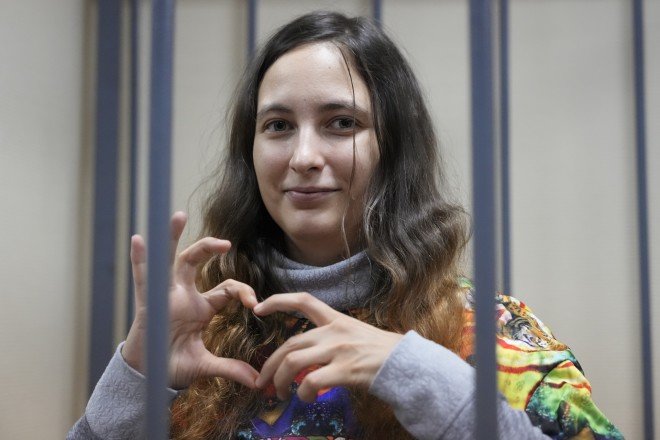 Δικαστήριο στη Ρωσία καταδίκασε σε κάθειρξη επτά ετών καλλιτέχνιδα για διαμαρτυρία κατά του πολέμου στην Ουκρανία.   