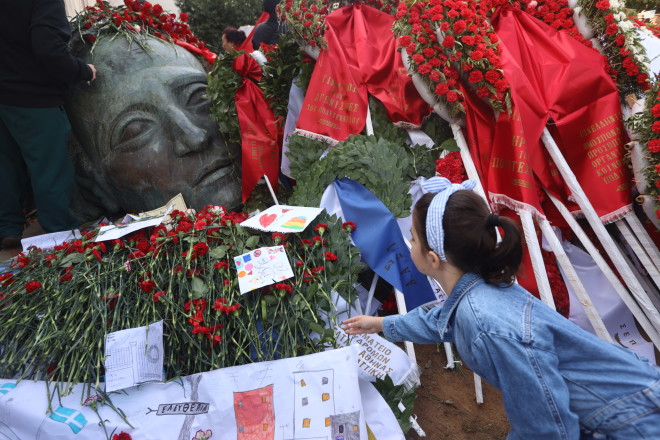 Χιλιάδες κόσμου, φοιτητές, μικρά παιδιά, άφησαν ένα κόκκινο γαρίφαλο για τους νεκρούς του Πολυτεχνείου - Eurokinissi