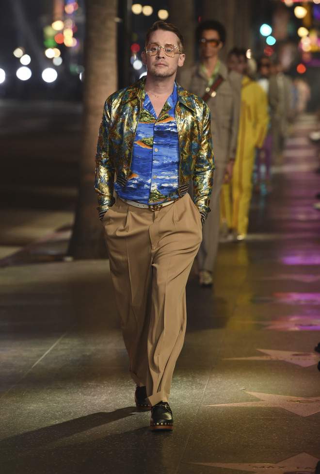 Ο Macaulay Culkin σε fashion show τoυ οίκου Gucci στο Λος Άντζελες, τον Νοέμβριο του 2021/ Photo by Jordan Strauss/Invision/AP