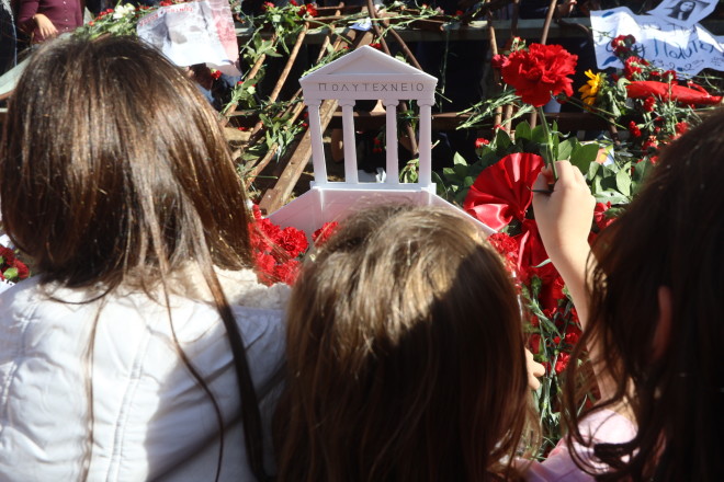 Πολυτεχνείο 2023: Μικρά παιδιά άφησαν λουλούδι στο μνημείο 