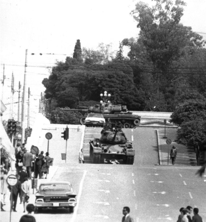 Άρματα μάχης μπροστά στη Βουλή στο πραξικόπημα 21ης Απριλίου 1967 στην Ελλάδα   
