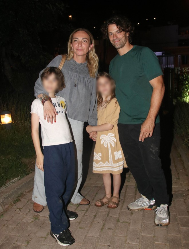 Η Ρούλα Ρέβη κι ο Αποστόλης Τότσικας με τα παιδάκια τους