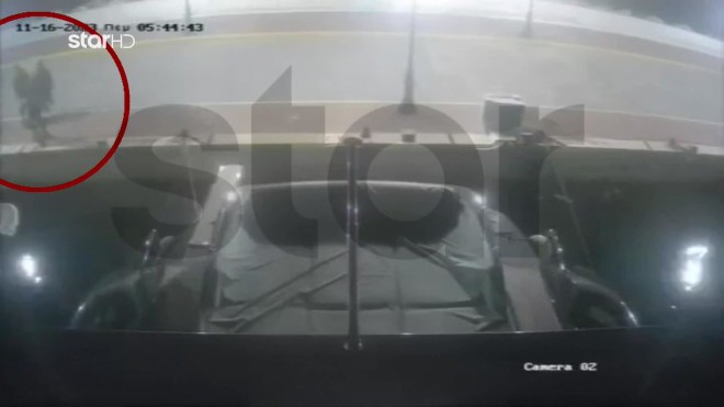 Screenshot από το βίντεο ντοκουμέντο που δείχνει τη δράση της συμμορίας που λεηλατεί σκάφη