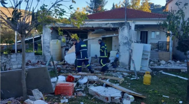 Τρίκαλα: Το σπίτι στο οποίο εγκλωβίστηκε ο 87χρονος μετά την έκρηξη  