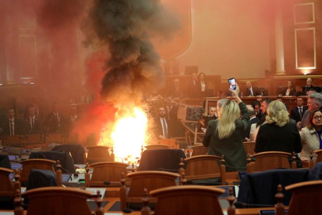 Αλβανία: Φωτιά άναψαν βουλευτές μέσα στο Κοινοβούλιο   