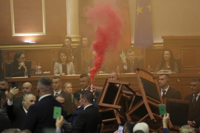 Αλβανία: Καπνογόνο από βουλευτή μέσα στην αίθουσα του Κοινοβουλίου 