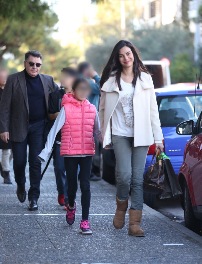 Aλέξης Κούγιας και Εύη Βατίδου σε βόλτα στη Γλυφάδα με τα παιδιά τους, Μάιρα και Χρήστο, το 2015/ NDP