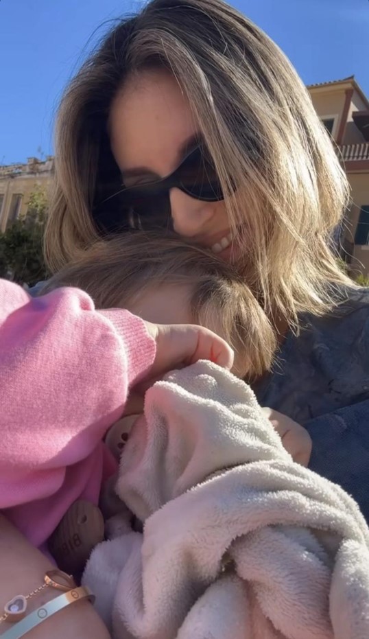 Η Αθηνά Οικονομάκου αγκαλιά με την κόρη της, Σιέννα