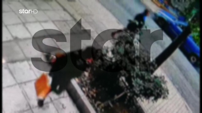 Δράκος Εξαρχείων: Βίντεο από την επίθεση σε κοπέλα μέρα μεσημέρι