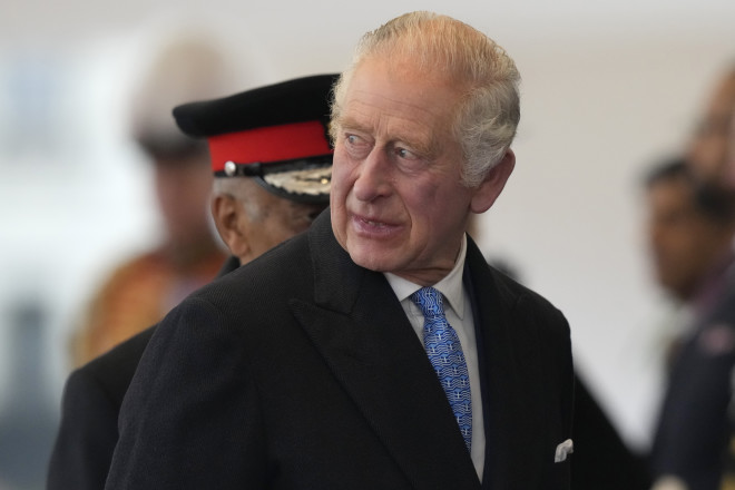 Ο Βρετανός μονάρχης Κάρολος φόρεσε γραβάτα ελληνικού οίκου