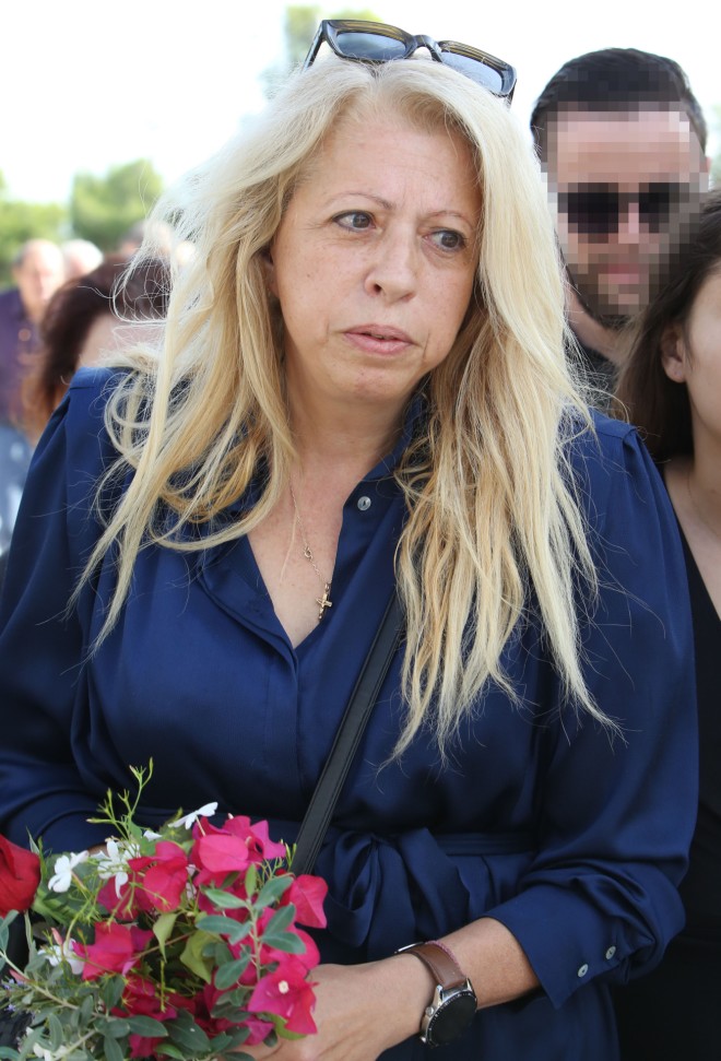 Η Ελισάβετ Σταμοπούλου στην κηδεία του συντρόφου της, Αίαντα Μανθόπουλου