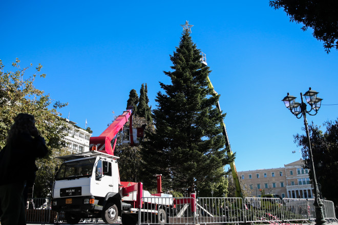 Όλα είναι έτοιμα για τη φωταγώγηση του χριστουγεννιάτικου δέντρου σήμερα στην πλατεία Συντάγματος - Eurokinissi