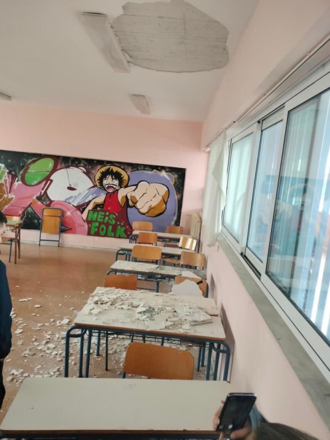 Από καθαρή τύχη δεν είχαμε τραυματισμούς μαθητών και εκπαιδευτικών στο 2ο Πρότυπο Λύκειο της Αθήνας, όπου σημειώθηκε πτώση σοβάδων μέσα σε αίθουσα διδασκαλίας