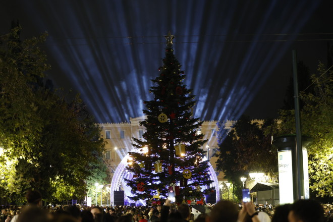 Χριστούγεννα 2023: Το Χριστουγεννιάτικο δέντρο στο Σύνταγμα