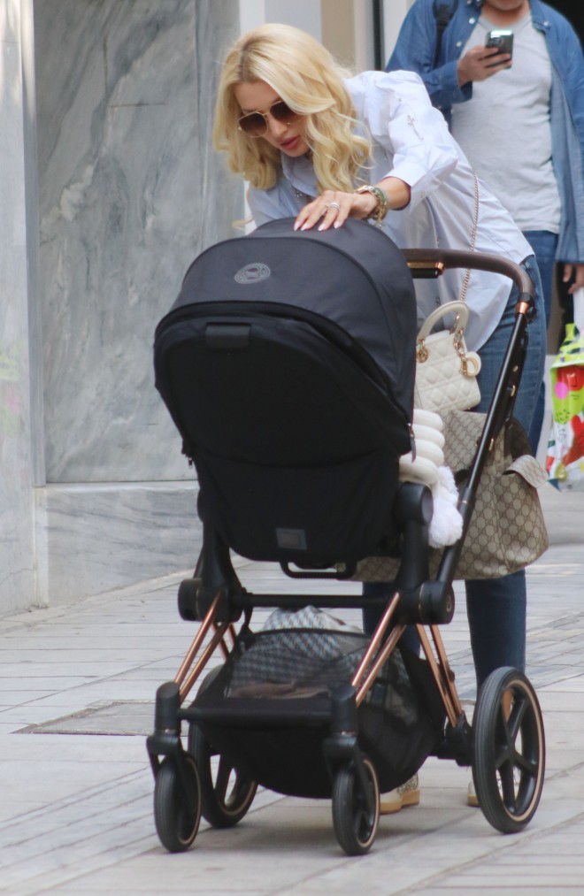 Casual & chic η Κωνσταντίνα Σπυροπούλου σπρώχνοντας το καροτσάκι με τον γιο της