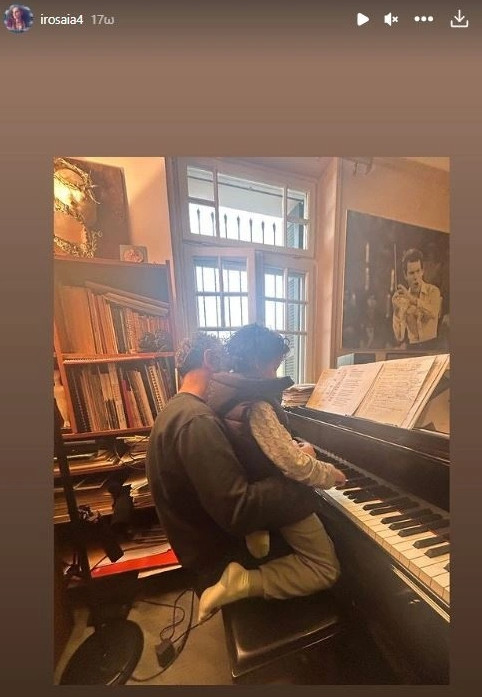 Σταύρος Ξαρχάκος: Παίζει πιάνο με τον γιο του