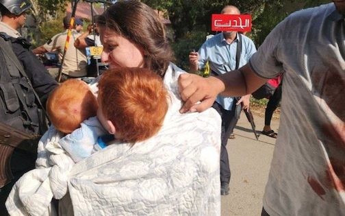 Ο μικρός Κφιρ στην αγκαλιά της μητέρας του με τον αδελφό του, τη μέρα που απήχθησαν από τη Χαμάς