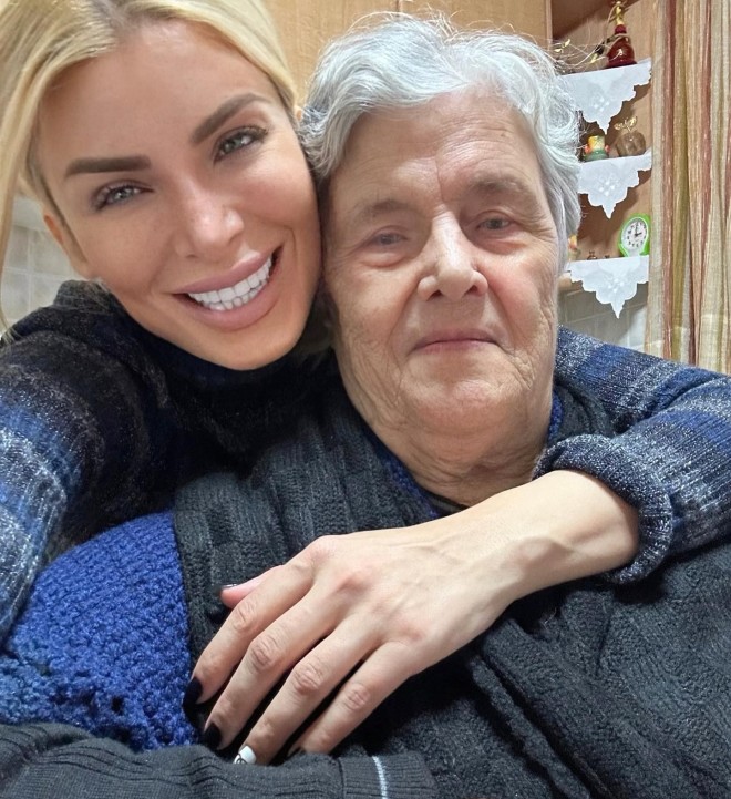 Ανήμερα της γιορτής της στις 25 Νοεμβρίου, η Κατερίνα Καινούργιου πόσταρε selfie με τη γιαγιά της Κατερίνα