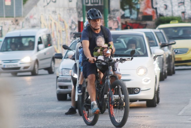Χάρης Χριστόπουλος: Βόλτα με τους γιους του με το ποδήλατο