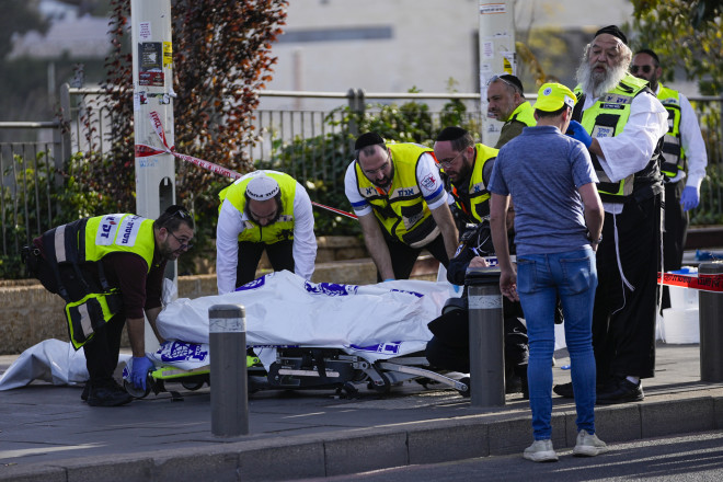 Τρεις άνθρωποι έχασαν τη ζωή τους από την επίθεση στην Ιερουσαλήμ. Νεκροί είναι και οι δύο δράστες - AP