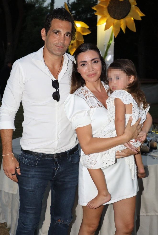 Σταύρος Μαντόπουλος και Όλγα Φαρμάκη με την κόρη τους/ NDP Νίκος Δρούκας