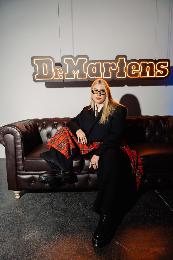 H Dr. Martens ξέρει να παρτάρει δυνατά