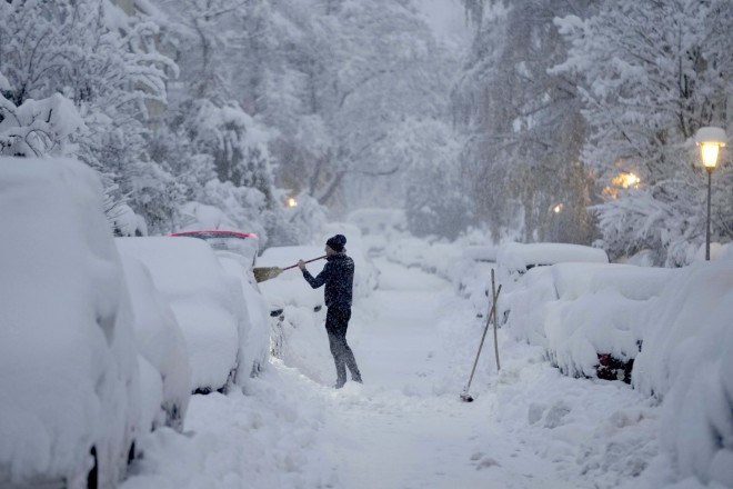 Λόγω της σφοδρής χιονόπτωσης στο Μόναχο προκλήθηκαν σοβαρά προβλήματα στις συγκοινωνίες -AP