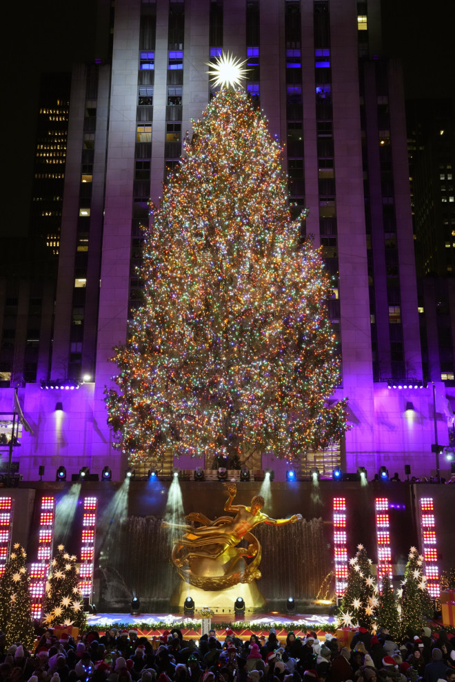 Το χριστουγεννιάτικο δέντρο στο Rockefeller Center άναψε και φέτος σε μια φαντασμαγορική τελετή - ΑP