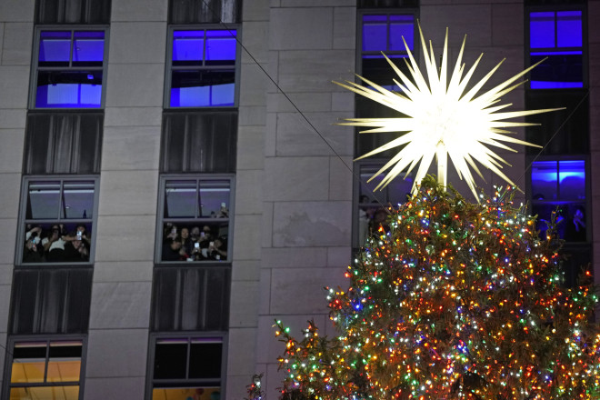 Το αστέρι στην κορυφή του δέντρου στο Rockefeller Center στη Νέα Υόρκη αποτελείται από 30 εκατ. κρυστάλλους - AP