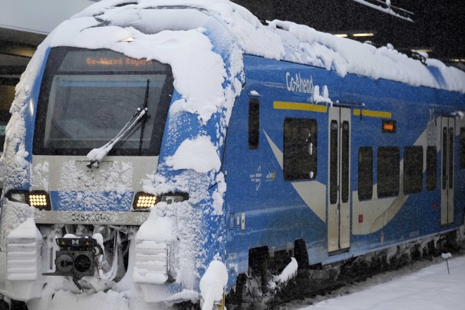 Προβλήματα από τα χιόνια έχουν προκληθεί και στους σιδηροδρόμους του Μονάχου - ΑP