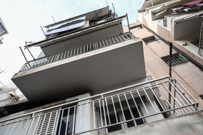 H 5χρονη Κινέζα έπεσε από το μπαλκόνι του τρίτου ορόφου πολυκατοικίας στην Ακρόπολη και προσγειώθηκε στο μπαλκόνι του πρώτου ορόφου - Eurokinissi