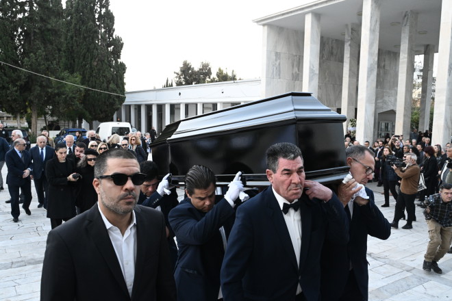 Στο Α΄ Νεκροταφείο έγινε η κηδεία του Βασίλη Βασιλικού, ο οποίος έφυγε από τη ζωή την περασμένη Πέμπτη - Eurokinissi